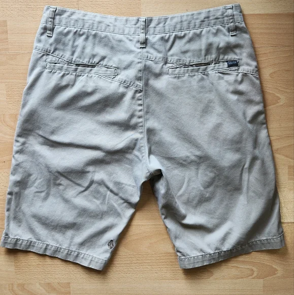 Volcom Shorts Khaki - Picture 2 of 6